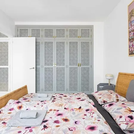 Апартаменти Golden Sunset Ocean View Адехе